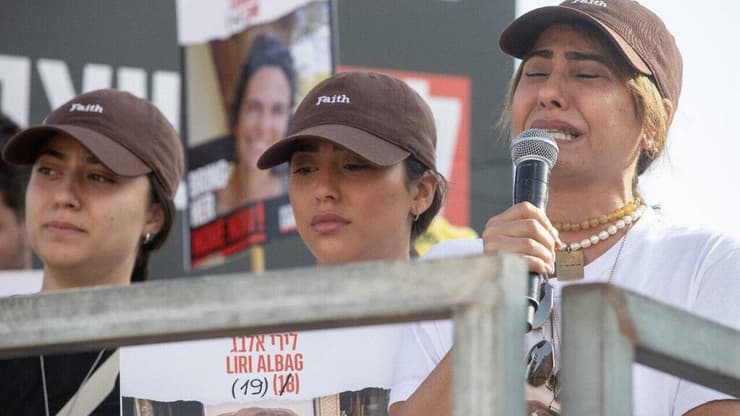 משפחות החטופים מפגינות בקיבוץ נירים למען השבת יקיריהם 