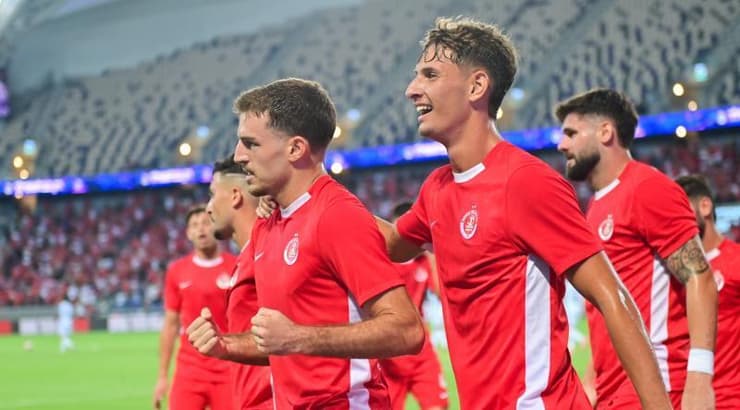 שחקני הפועל תל אביב חוגגים עם ארי כהן (חגי מיכאלי) שחקני הפועל תל אביב חוגגים עם ארי כהן