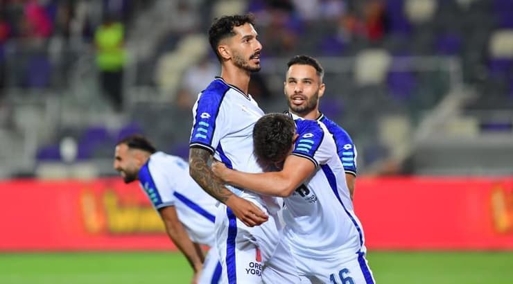 שחקני הפועל פתח תקווה חוגגים (חגי מיכאלי) שחקני הפועל פתח תקווה חוגגים