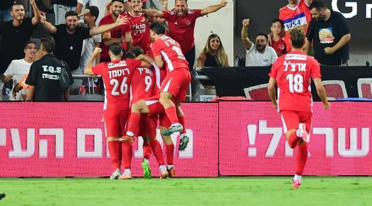 שחקני הפועל תל אביב חוגגים (חגי מיכאלי) שחקני הפועל תל אביב חוגגים