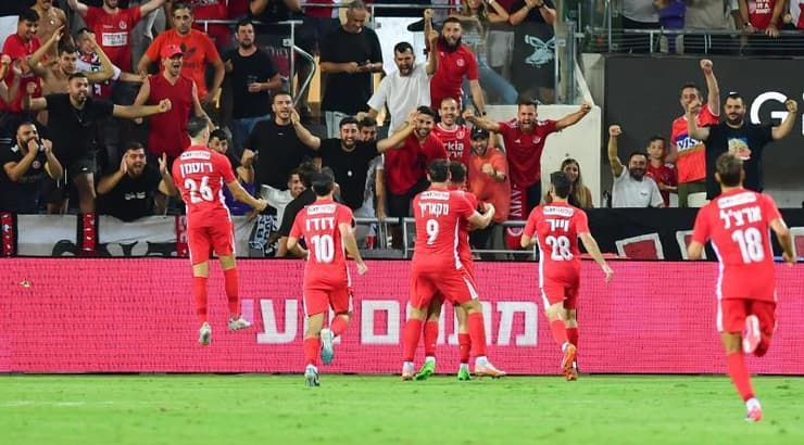 שחקני הפועל תל אביב חוגגים (חגי מיכאלי) שחקני הפועל תל אביב חוגגים