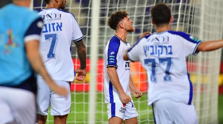 שחקני הפועל פתח תקווה חוגגים עם גולן בני (חגי מיכאלי) שחקני הפועל פתח תקווה חוגגים עם גולן בני