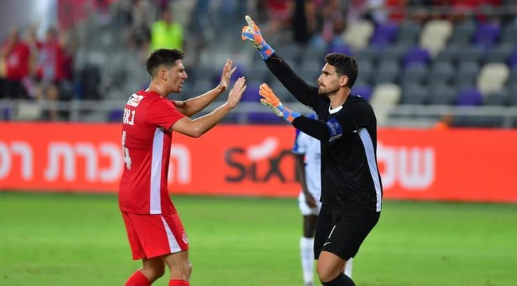 רובי לבקוביץ' וגוני נאור חוגגים את החמצת הפנדל (חגי מיכאלי) רובי לבקוביץ' וגוני נאור חוגגים את החמצת הפנדל