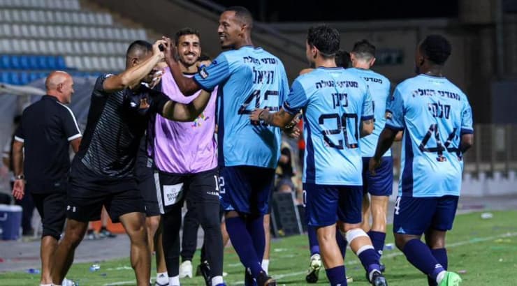 שחקני בני יהודה חוגגים (בני יהודה) שחקני בני יהודה חוגגים