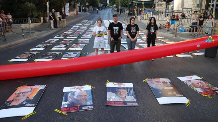 משפחות החטופים ברחוב עזה בירושלים (צילום: EPA/ABIR SULTAN) הפגנה בירושלים מול ביתו של ראש הממשלה בנימין נתניהו