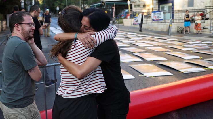 צילום: REUTERS/Ronen Zvulun הפגנה בירושלים מול ביתו של ראש הממשלה בנימין נתניהו