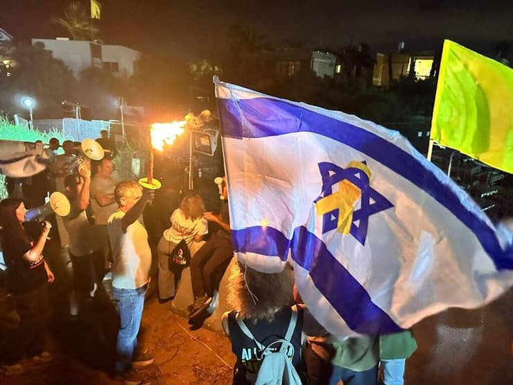 מאות מול בית נתניהו בקיסריה הפגנה בקיסריה