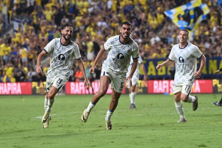 שחקן מכבי ת"א רז שלמה עם שגיב יחזקאל אושר דוידה