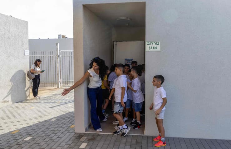 תלמידים במרחב מוגן (צילום: MENAHEM KAHANA / AFP) תחילת שנת הלימודים החדשה