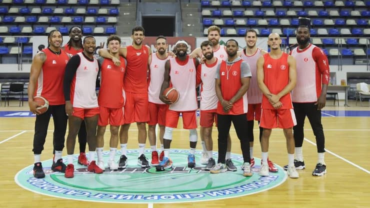 שינוי דרמטי וקיצוני. הפועל ת"א החדשה במחנה האימונים (צילום: הפועל ת"א) שחקני הפועל ת"א במחנה האימונים