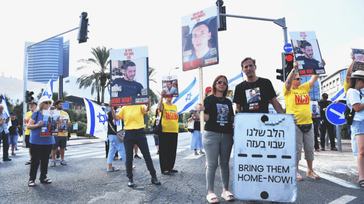 "אין להם זמן, ולנו אין יכולת להכיל יותר את הכאב הזה". המחאה בחיפה, הבוקר (צילום: נחום סגל) מחאה נגד הפקרת החטופים בחיפה