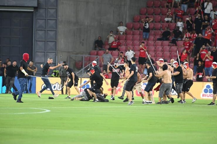 "אסור היה לאוהדים שלנו לרדת לדשא" (צילום: הרצל יוסף) אוהדי הפועל באר-שבע פורצים לכר הדשא כדי להתעמת עם אוהדי סכנין