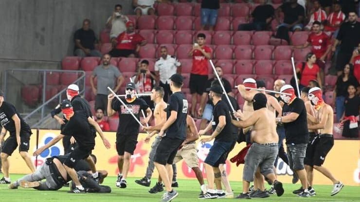 אוהדי הפועל באר-שבע פורצים לכר הדשא כדי להתעמת עם אוהדי סכנין