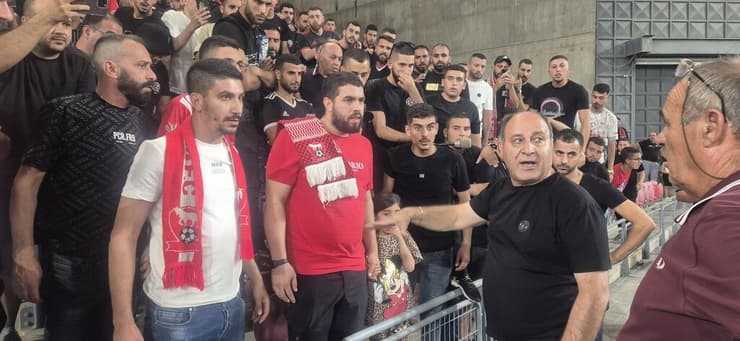 יו"ר בני סכנין מוחמד אבו יונס עם אוהדי הקבוצה