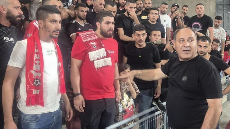 יו"ר בני סכנין מוחמד אבו יונס עם אוהדי הקבוצה