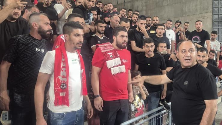 יו"ר בני סכנין מוחמד אבו יונס עם אוהדי הקבוצה