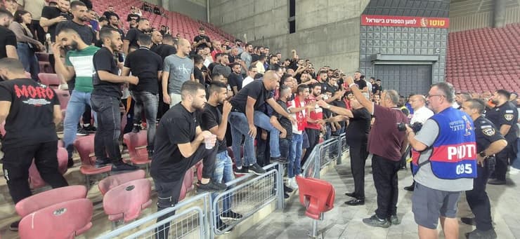 יו"ר בני סכנין מוחמד אבו יונס עם אוהדי הקבוצה