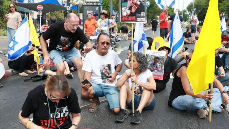 "אני פוחד שבני נמרוד יירצח במנהרות חמאס". יהודה כהן במחאה ברחובות, הבוקר (צילום: דנה קופל) מחאה נגד הפקרת החטופים ברחובות