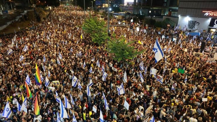 הפגנת ענק בקריאה להשבת החטופים בתל אביב