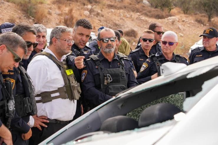 איתמר בן גביר, עוזי לוי ודניאל לוי בזירת הפיגוע בתרקומיא