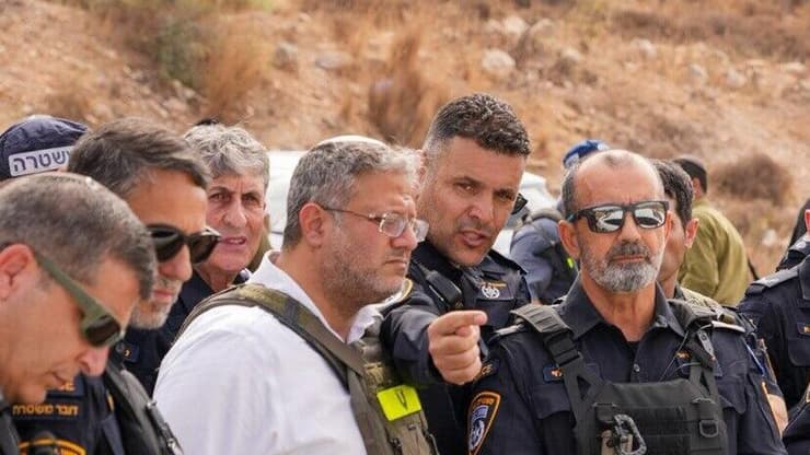 איתמר בן גביר, עוזי לוי ודניאל לוי בזירת הפיגוע בתרקומיא