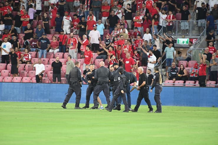 כוחות האבטחה מריחיקים את האוהדים מהמגרש (צילום: הרצל יוסף) אוהדי הפועל באר-שבע פורצים לכר הדשא כדי להתעמת עם אוהדי סכנין