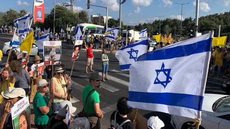 ההפגנה בצומת כרמיאל (צילום: דורשינוי) הפגנה בצומת כרמיאל