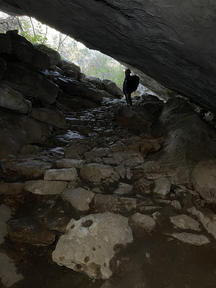 שביל אבן המוביל מהכניסה של מערת ג'נובסה במיורקה, לאגם התת-קרקעי בו נמצא גשר האבן