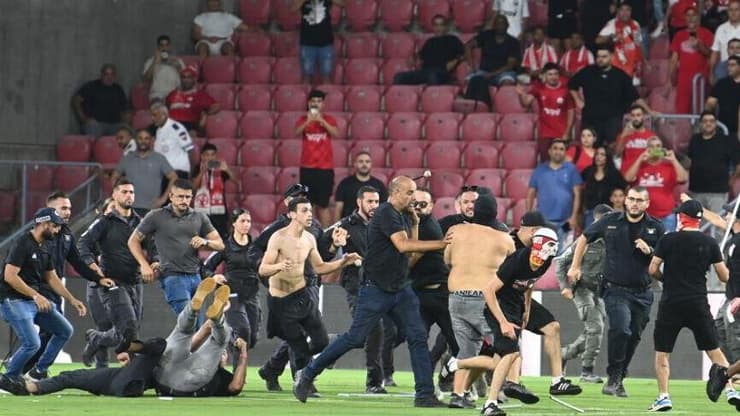 אוהדי הפועל באר-שבע פורצים לכר הדשא כדי להתעמת עם אוהדי סכנין