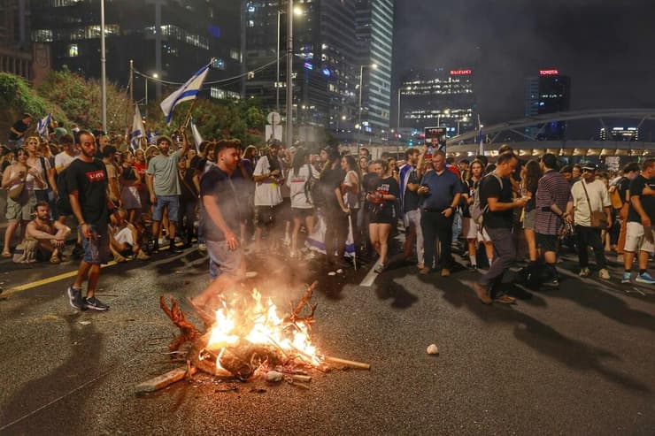 מפגינים חוסמים את איילון