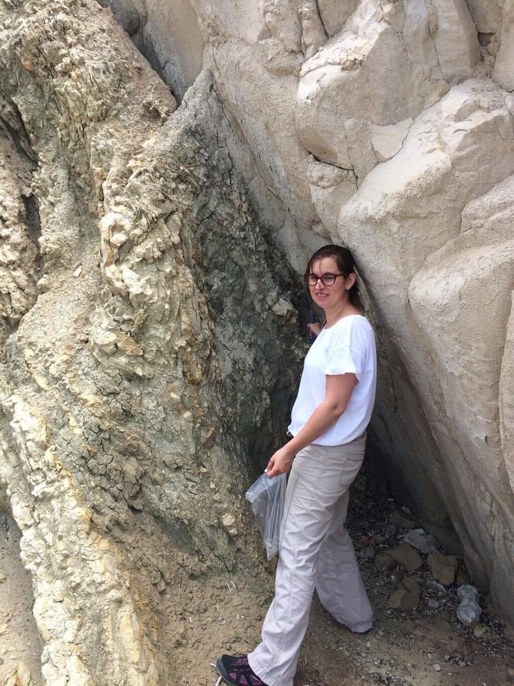 ד"ר קונסטנטינה אגיאדי בוחנת משקעים בחוף לאגנאס שבאי זקינתוס ביוון, שם ניתן לראות את סופו של "האירוע המסיני" (צילום: Konstantina Agiadi) ד"ר קונסטנטינה אגיאדי בוחנת משקעים בחוף לאגנאס שבאי זקינתוס ביוון, שם ניתן לראות את סופו של "האירוע המסיני"