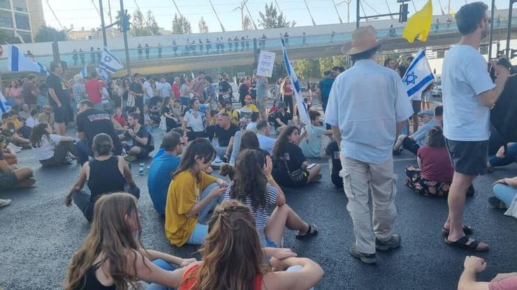 מוחים חוסמים את הכניסה לבירה (צילום: גלעד כהן) הפגנה בירושלים