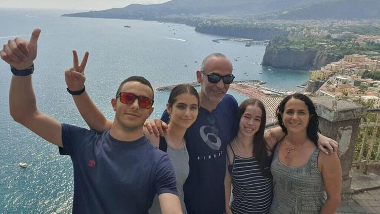 "סיפרה כמה היא אוהבת את המשפחה, הבית והמושב". הדס ובני משפחתה (באדיבות המשפחה) רנ"ג הדס ברנץ ז"ל ומשפחתה