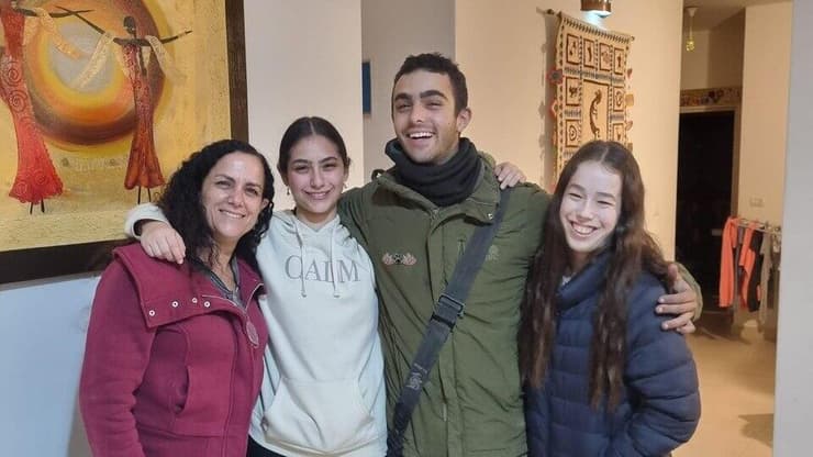 הותירה אחריה בעל ושלושה ילדים. הדס ובני משפחתה (באדיבות המשפחה) רנ"ג הדס ברנץ ז"ל ומשפחתה