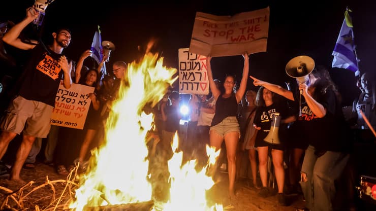 מחאה למען החטופים מול בית רה"מ בקיסריה