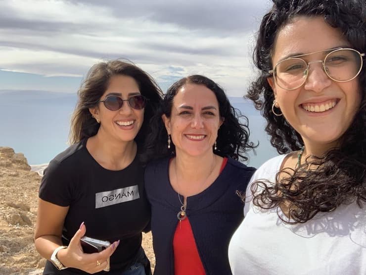 "ידעה להביא לעבודה הקשה והמתוחה במודיעין את השקט שלה" (באדיבות המשפחה) רנ"ג הדס ברנץ ז"ל ומשפחתה