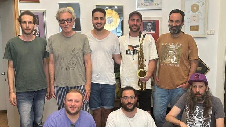 חברי להקת פולקעס עם ברי סחרוף