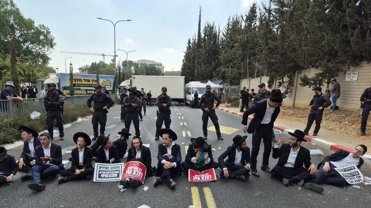 הפגנת חרדים מול הבקו"ם בתל השומר