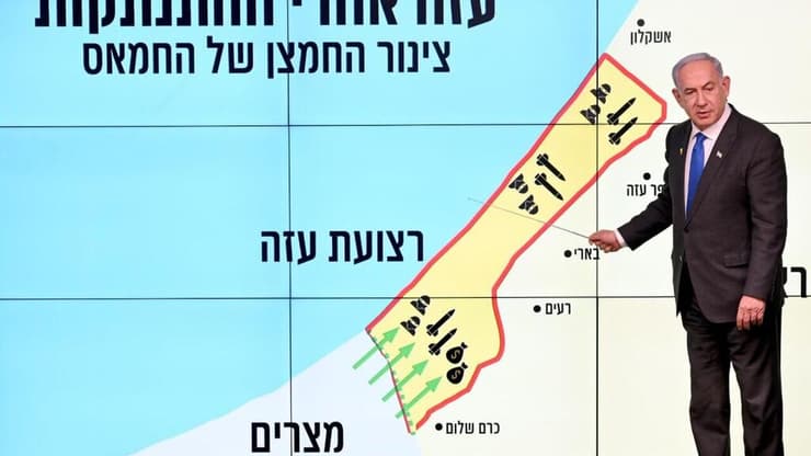 בנימין נתניהו עם המצגת מפת ציר פילדלפי