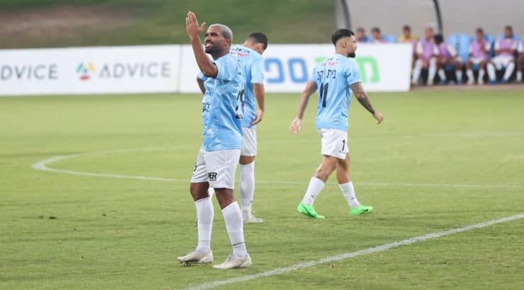 אורי מגבו (שחר גרוס) אורי מגבו