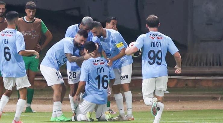 שחקני מכבי יפו חוגגים (שחר גרוס) שחקני מכבי יפו חוגגים