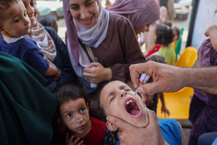 מבצע החיסון החל במרכז הרצועה ויימשך באזורים נוספים (צילום: Eyad BABA / AFP) מבצע חיסון נגד פוליו מרכז רצועת עזה