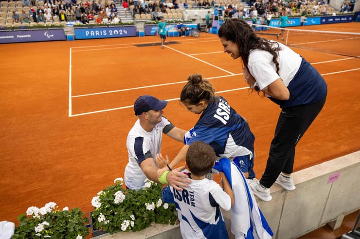 אדם עם אישתו הילה והילדים
