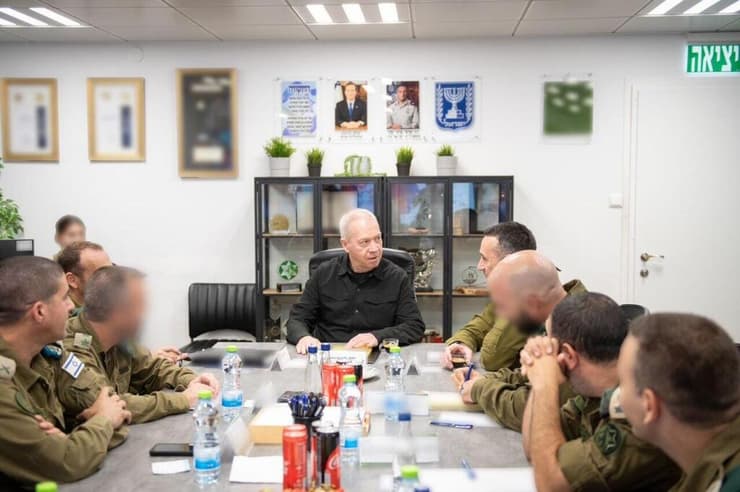 יואב גלנט מבקר ביחידה הטכנולוגית של מערך המבצעים במיוחדים באגף המודיעין