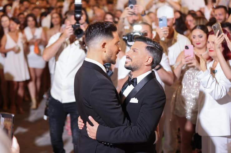 מיכאל בן דוד (משמאל) בחתונה עם רועי רם. אמא שלו התקשתה עם החתונה אבל שאר המשפחה הגיעה (צילום: קסם צלמים) מיכאל בן דוד (משמאל) בחתונה עם רועי רם