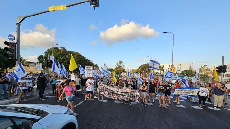 הפגנה בהרצליה, בשבוע שעבר (צילום: זהר בר-יהודה) הפגנה למען שחרור החטופים בהרצליה