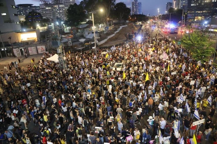 הפגנה נגד הפקרת החטופים בשער בגין, הקריה שבתל אביב