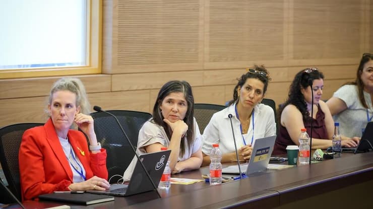 דיון בועדת מעמד האישה בנושא איזוק אלקטרוני 