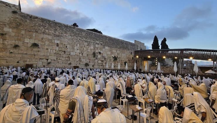 אלפים בתפילת שחרית הבוקר בכותל