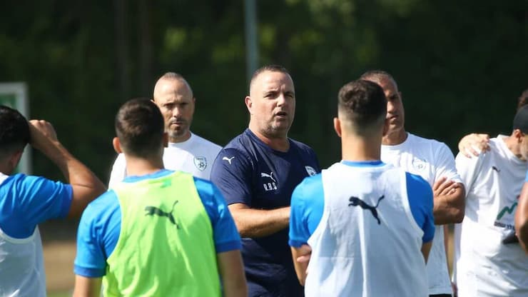 בן שמעון והשחקנים באימון אתמול לקראת בלגיה (צילום: ההתאחדות לכדורגל) נבחרת ישראל